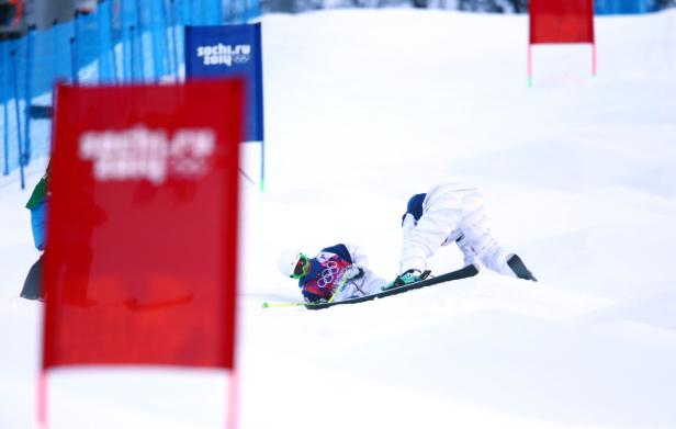 Ein Skifahrer stürzt während eines Wettbewerbs in Sotschi.
