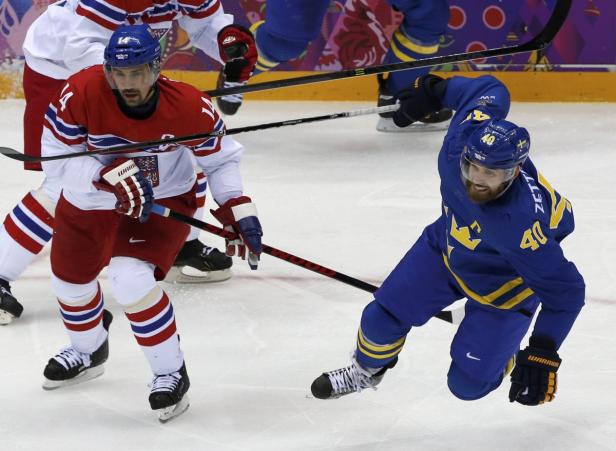 Zwei Eishockeyspieler in Aktion während eines Spiels.