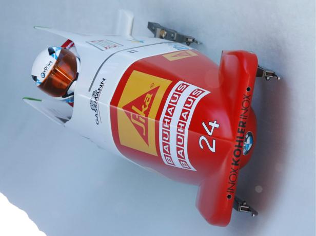 Ein Bobschlitten mit der Nummer 24 auf einer Eisbahn.