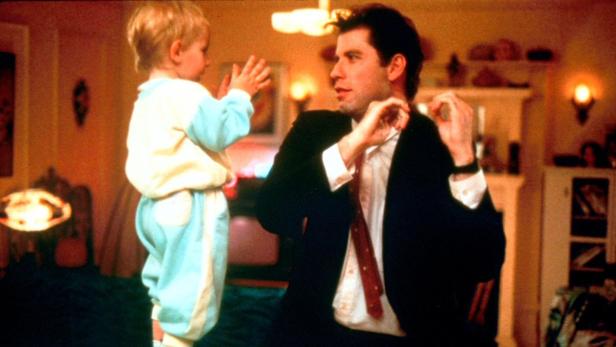 John Travolta mit einem kleinen Kind im Film „Kuck mal, wer da spricht“.