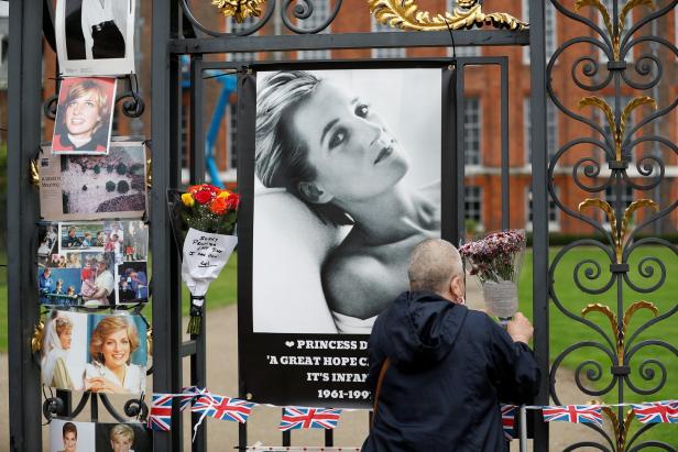 24. Todestag: Bilder zum Gedenken an Diana vor dem Kensington-Palast