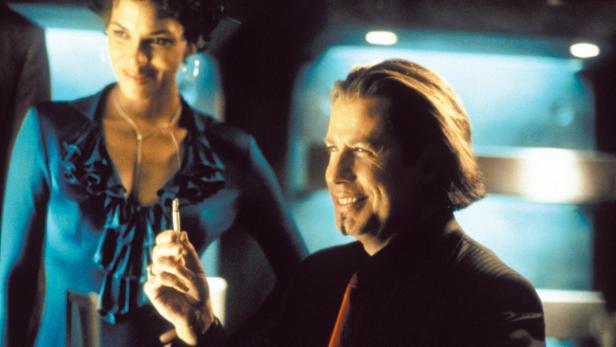 John Travolta und Robin Wright in einer Szene aus dem Film „She's So Lovely“.