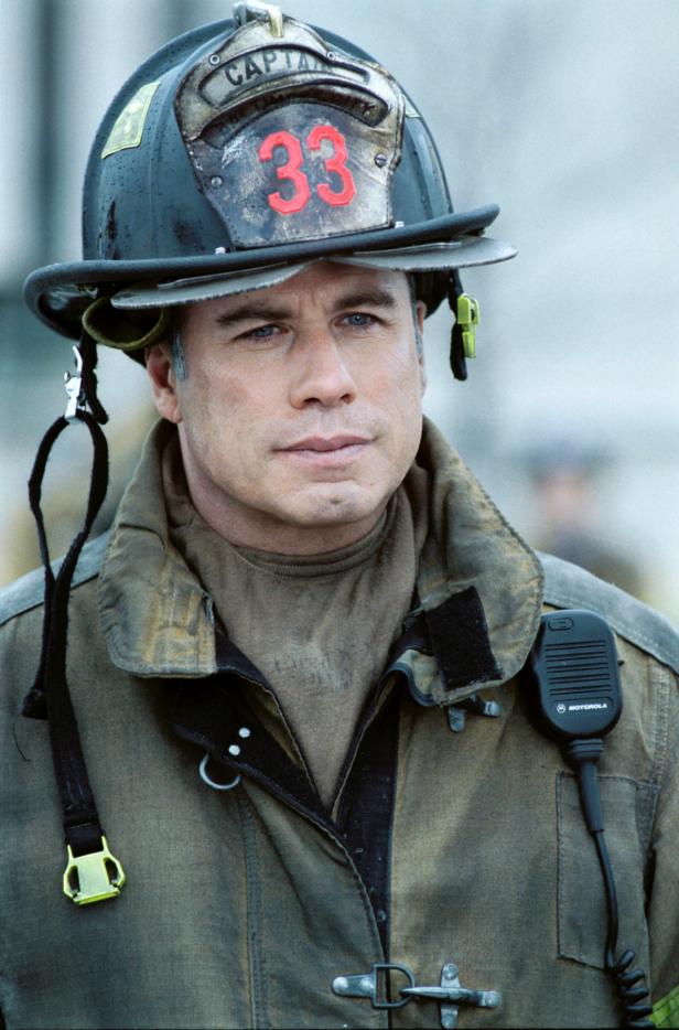John Travolta als Feuerwehrmann in dem Film „Leiter 49“.