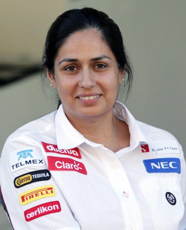 Monisha Kaltenborn, ehemalige Teamchefin des Sauber F1 Teams, lächelt.