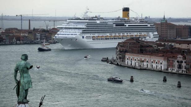 Ein großes Kreuzfahrtschiff fährt durch die Kanäle von Venedig.