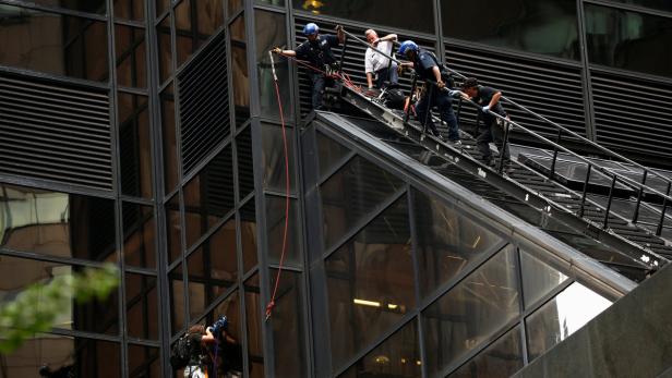 Mann kletterte Fassade des Trump Tower empor