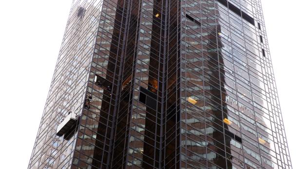 Mann kletterte Fassade des Trump Tower empor
