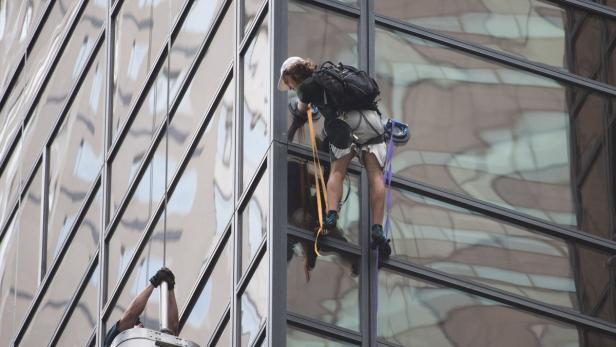 Mann kletterte Fassade des Trump Tower empor