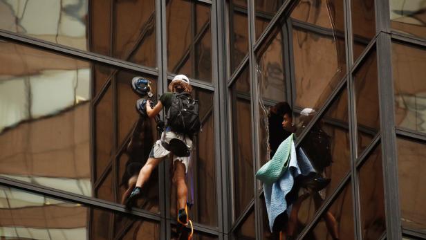 Mann kletterte Fassade des Trump Tower empor