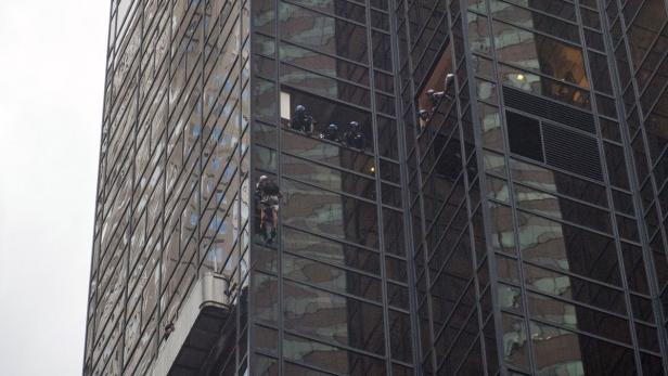 Mann kletterte Fassade des Trump Tower empor