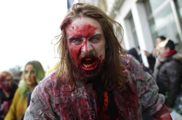 Ein Mann mit blutverschmiertem Gesicht und weißen Kontaktlinsen schreit.