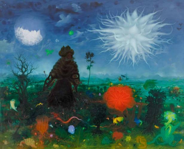 Ein Gemälde zeigt eine mystische Figur in einer üppigen, surrealen Landschaft unter einem strahlenden Himmelskörper.