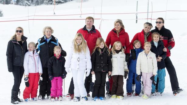 Die niederländische Königsfamilie posiert im Schnee für ein Gruppenfoto.