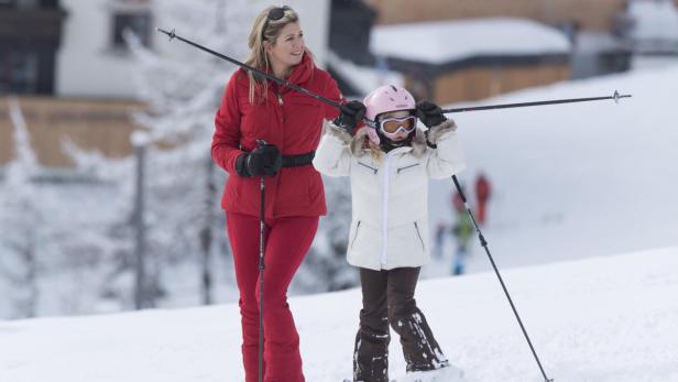 Königin Máxima mit ihrer Tochter beim Skifahren im Schnee.