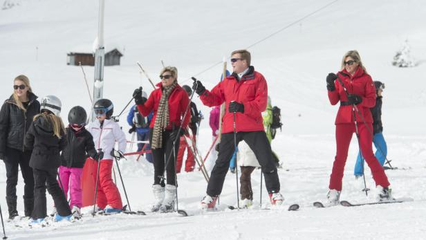 König Willem-Alexander und Königin Máxima der Niederlande mit Familie beim Skifahren im Schnee.