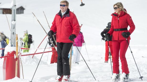 König Willem-Alexander und Königin Máxima beim Skifahren im Schnee.