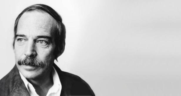 Ein Schwarzweißporträt des Schriftstellers Peter Handke.