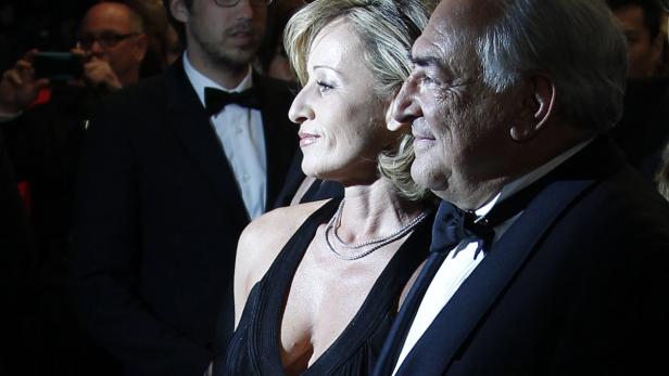 Dominique Strauss-Kahn mit einer Frau auf dem roten Teppich.