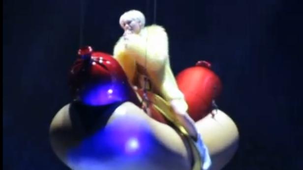 Die auf der Wurst reitet: Miley Cyrus zeigt Wien die Zunge
