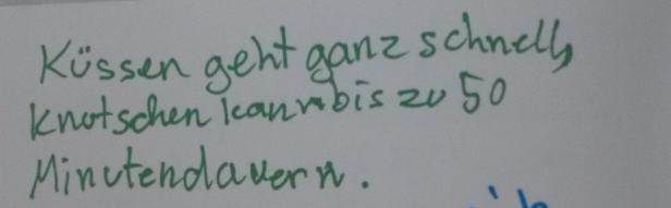 Ein handgeschriebener Text besagt: Küssen geht ganz schnell, Knutschen kann bis zu 50 Minuten dauern.