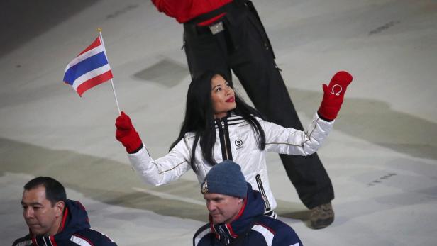 Eine Frau schwenkt die thailändische Flagge bei einer Sportveranstaltung.