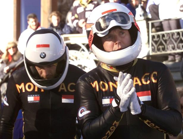 Zwei Bobfahrer des monegassischen Teams mit Helmen und Rennanzügen.