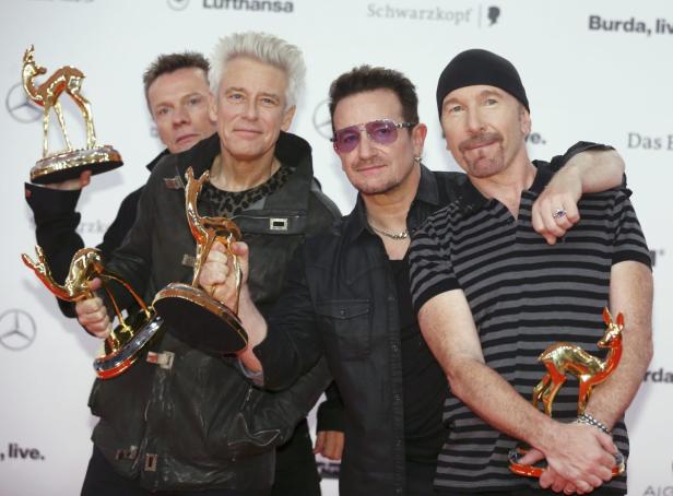 Die Band U2 posiert mit ihren Bambi-Awards.