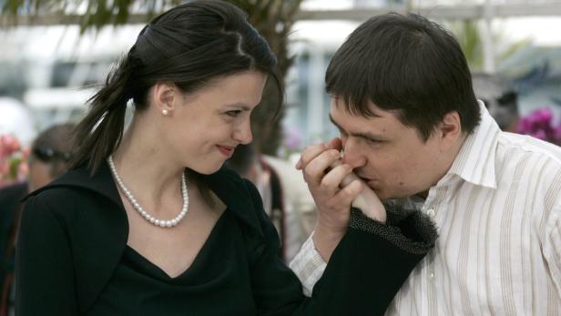 Ein Mann küsst die Hand einer Frau.