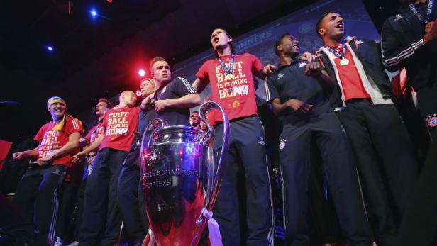 Spieler des FC Bayern feiern mit dem gewonnenen Champions-League-Pokal.