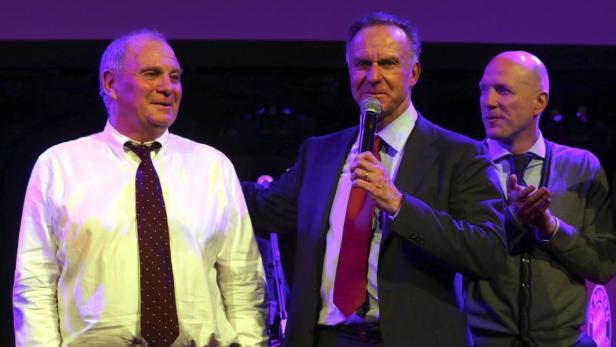 Uli Hoeneß, Karl-Heinz Rummenigge und Jan-Christian Dreesen auf einer Bühne.