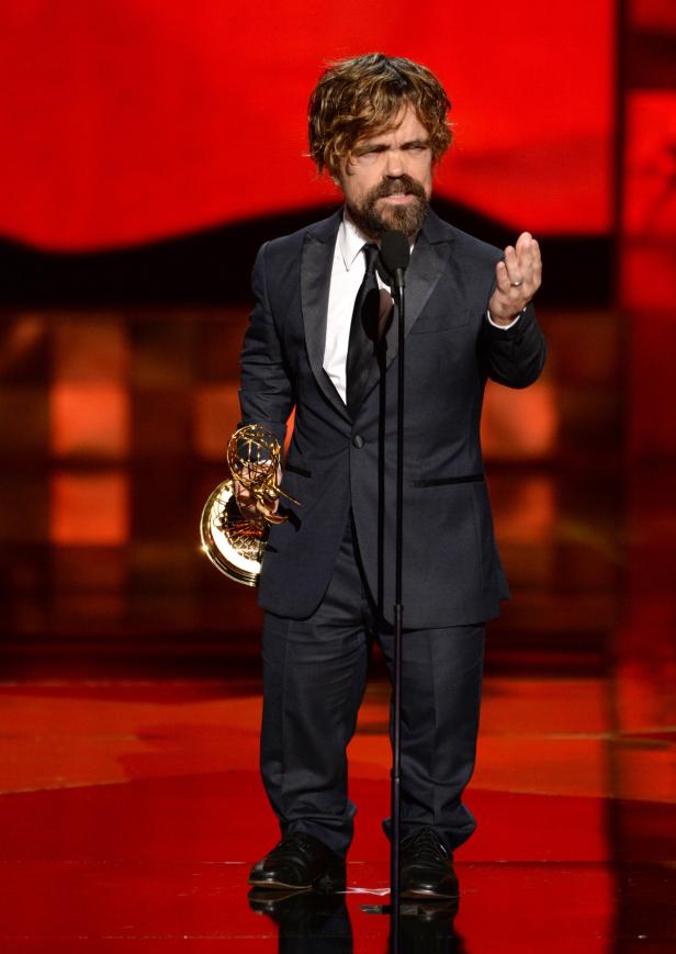 Peter Dinklage hält eine Emmy-Trophäe in der Hand.
