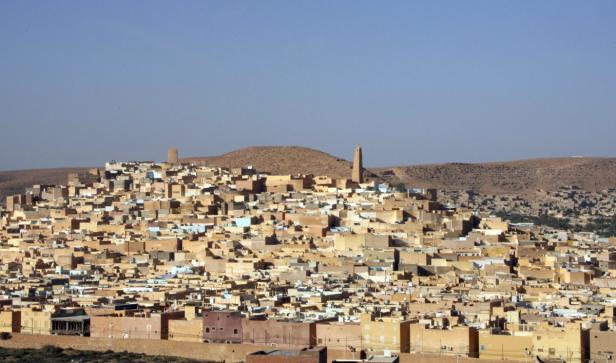 Blick auf Ghardaia, eine Stadt in der algerischen Sahara, mit traditioneller Architektur.