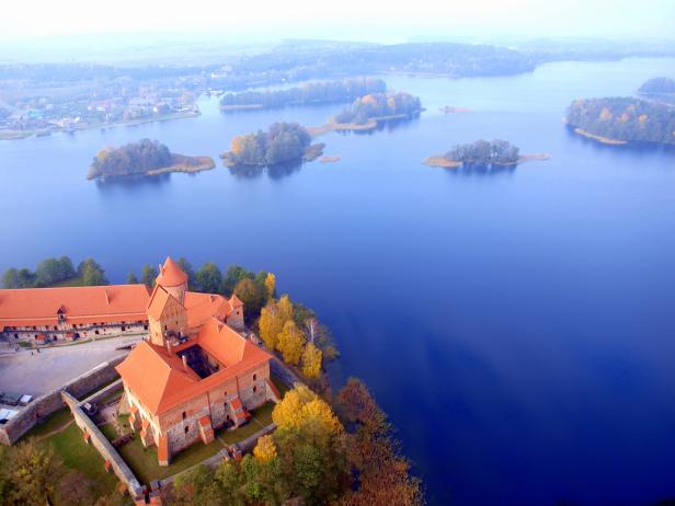 Luftaufnahme der Burg Trakai auf einer Insel im See Galvė, Litauen.