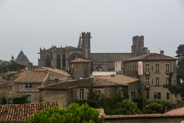 Blick über die Dächer von Carcassonne mit der Basilika Saint-Nazaire im Hintergrund.