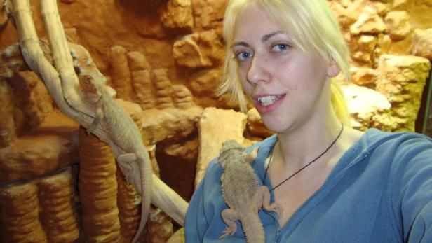 Hobbyzüchterin Julia Hollaus mit zwei ihrer Bartagamen (l.).