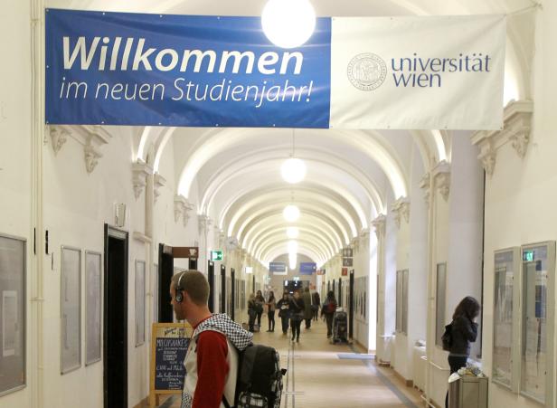 Ein Flur der Universität Wien mit einem Banner, das „Willkommen im neuen Studienjahr!“ verkündet.