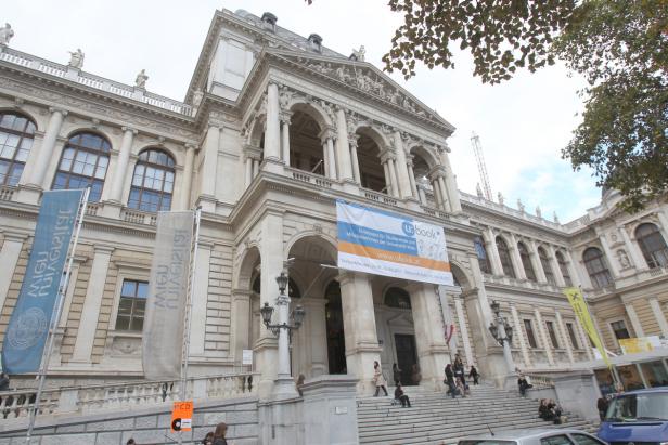 Die Universität Wien mit einer Werbung für „u:book“ vor dem Eingang.