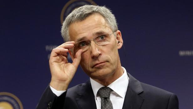 Jens Stoltenberg, der Generalsekretär der NATO, blickt nachdenklich und hält seine Brille fest.