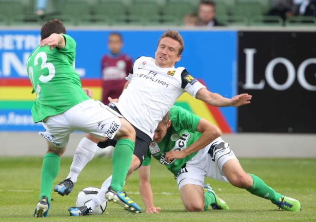 Fußballspieler kämpfen um den Ball während eines Spiels.
