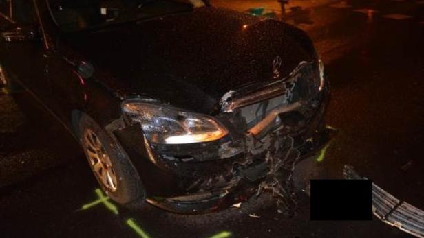 Ein schwarzer Mercedes mit schweren Schäden an der Frontpartie.