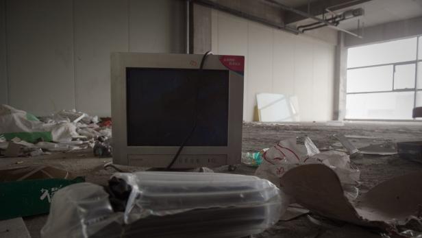 Ein alter Röhrenmonitor steht in einem verlassenen, schmutzigen Raum.