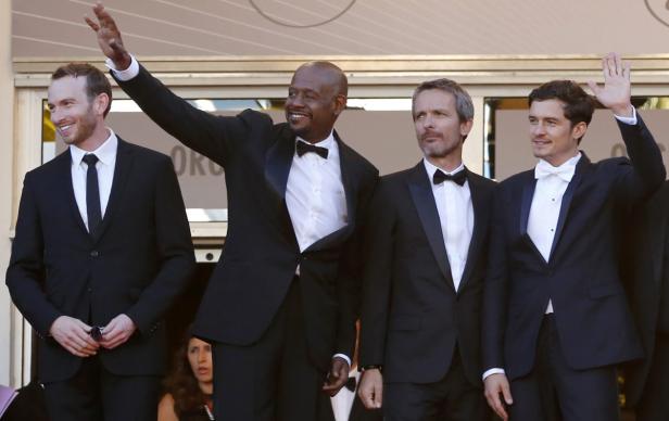 Die Schauspieler Rupert Friend, Forest Whitaker, Mads Mikkelsen und Orlando Bloom winken auf dem roten Teppich.