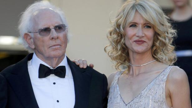 Terence Stamp und Laura Dern posieren zusammen auf einem roten Teppich.