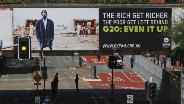 Ein Oxfam-Plakat wirbt für mehr Gerechtigkeit beim G20-Gipfel.