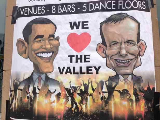 Eine Karikatur von Barack Obama und Tony Abbott auf einem Veranstaltungsplakat mit dem Slogan „We Love the Valley“.