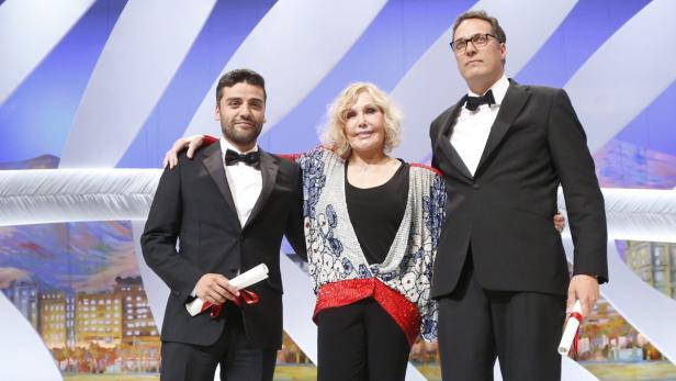 Oscar Isaac, Liv Ullmann und Noah Baumbach posieren auf der Bühne mit Urkunden.