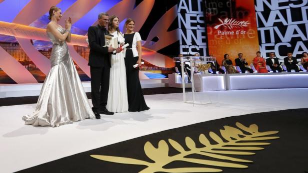 Preisträger stehen auf der Bühne des Filmfestivals in Cannes.