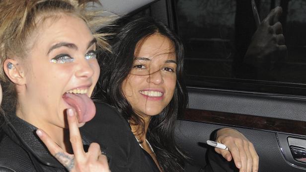 Cara Delevingne und Michelle Rodriguez sitzen zusammen im Auto.