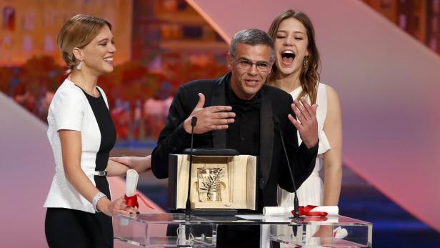 Léa Seydoux, Abdellatif Kechiche und Adèle Exarchopoulos bei der Verleihung der Goldenen Palme für „Blau ist eine warme Farbe“.