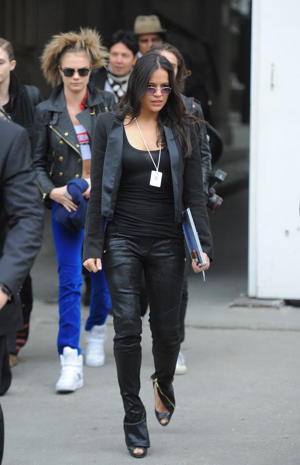 Michelle Rodriguez und Cara Delevingne bei einer Modenschau.